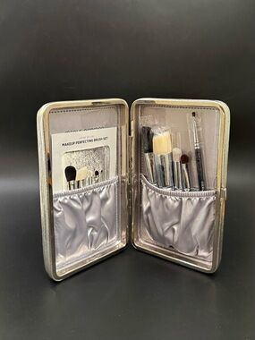 MERLE NORMAN Limited Edition Makeup Perfecting Brush Set w/ Silver Travel Case